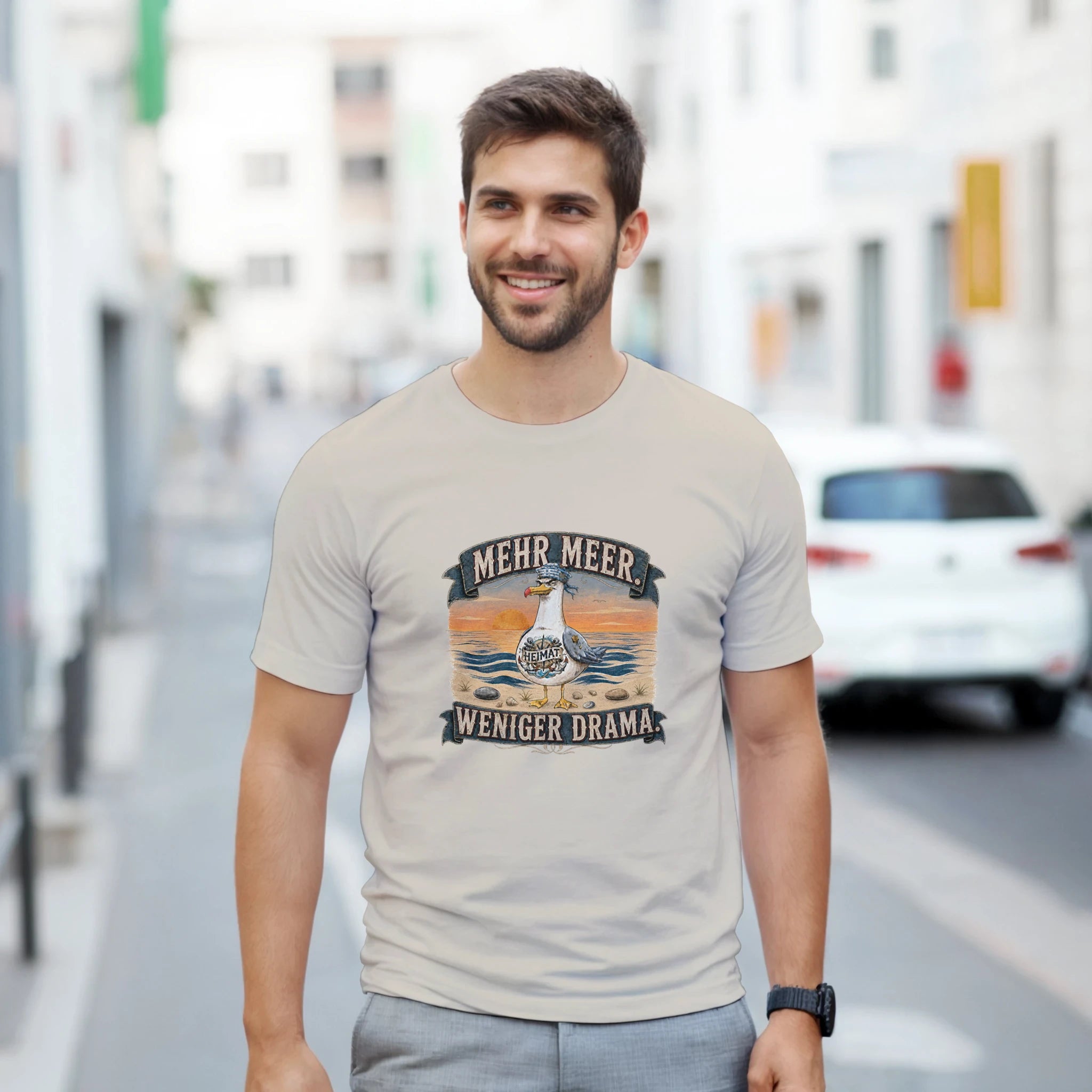 T-Shirt in Sand mit Motiv „Mehr Meer. Weniger Drama.“