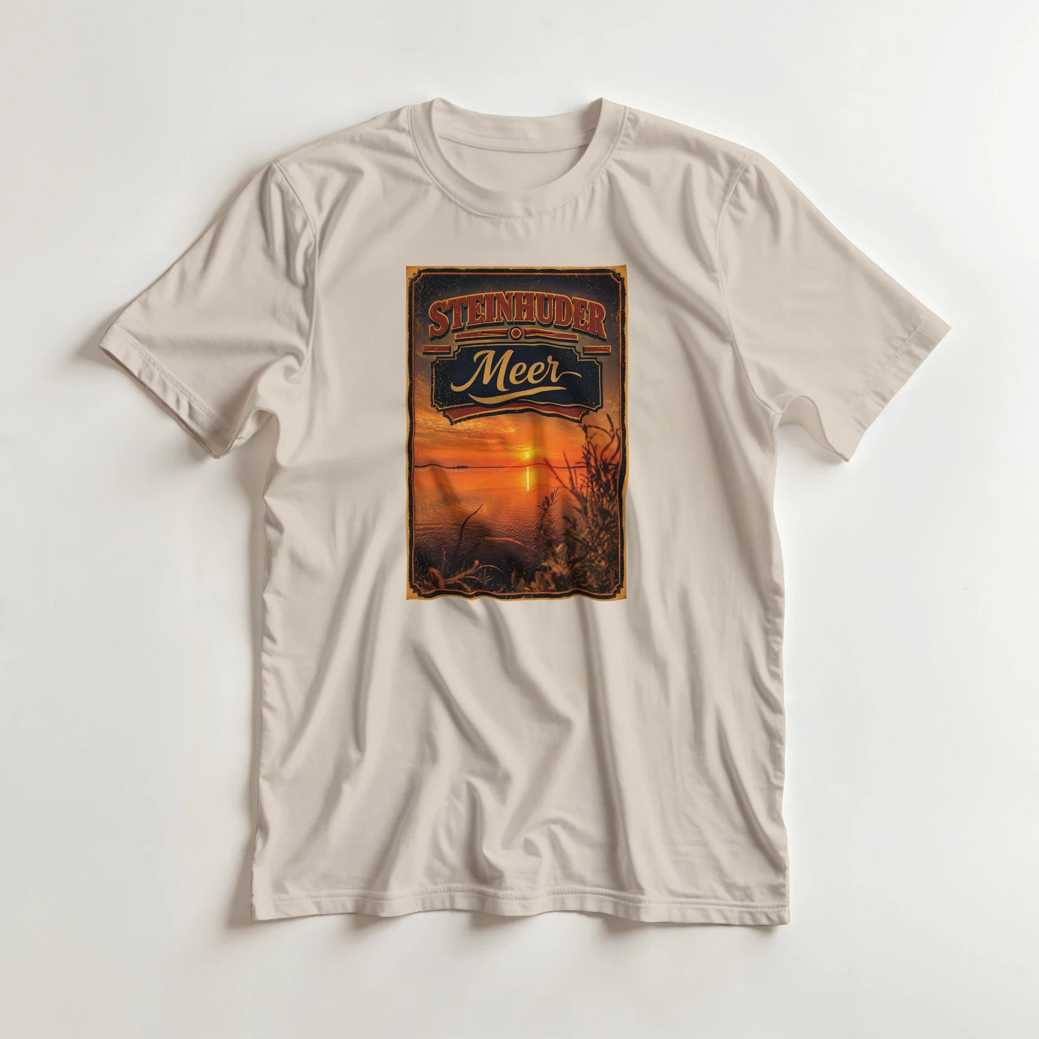T-Shirt in Sand mit Motiv „Sunset am Steinhuder Meer“