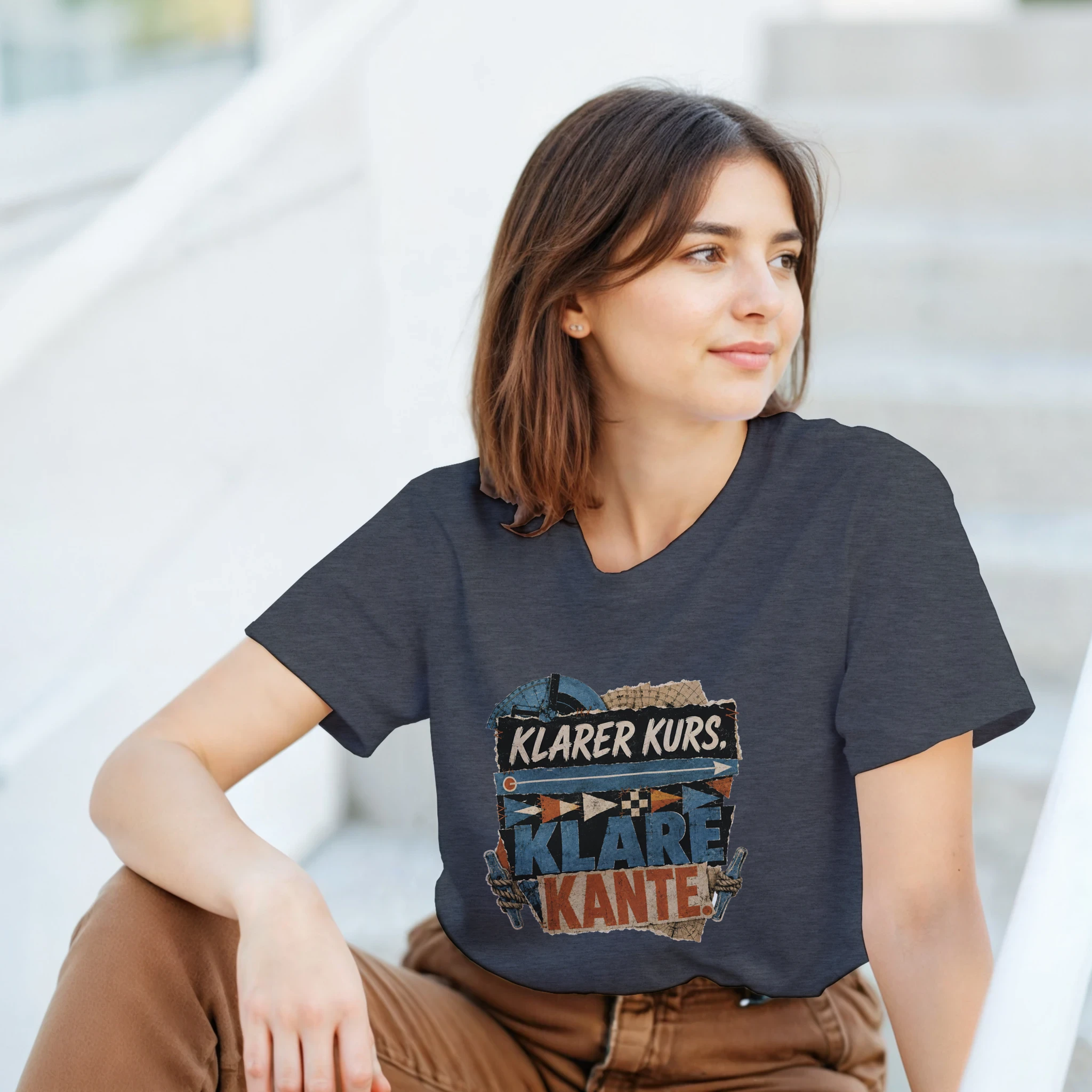 T-Shirt in Natur mit Motiv „Klarer Kurs. Klare Kante.“