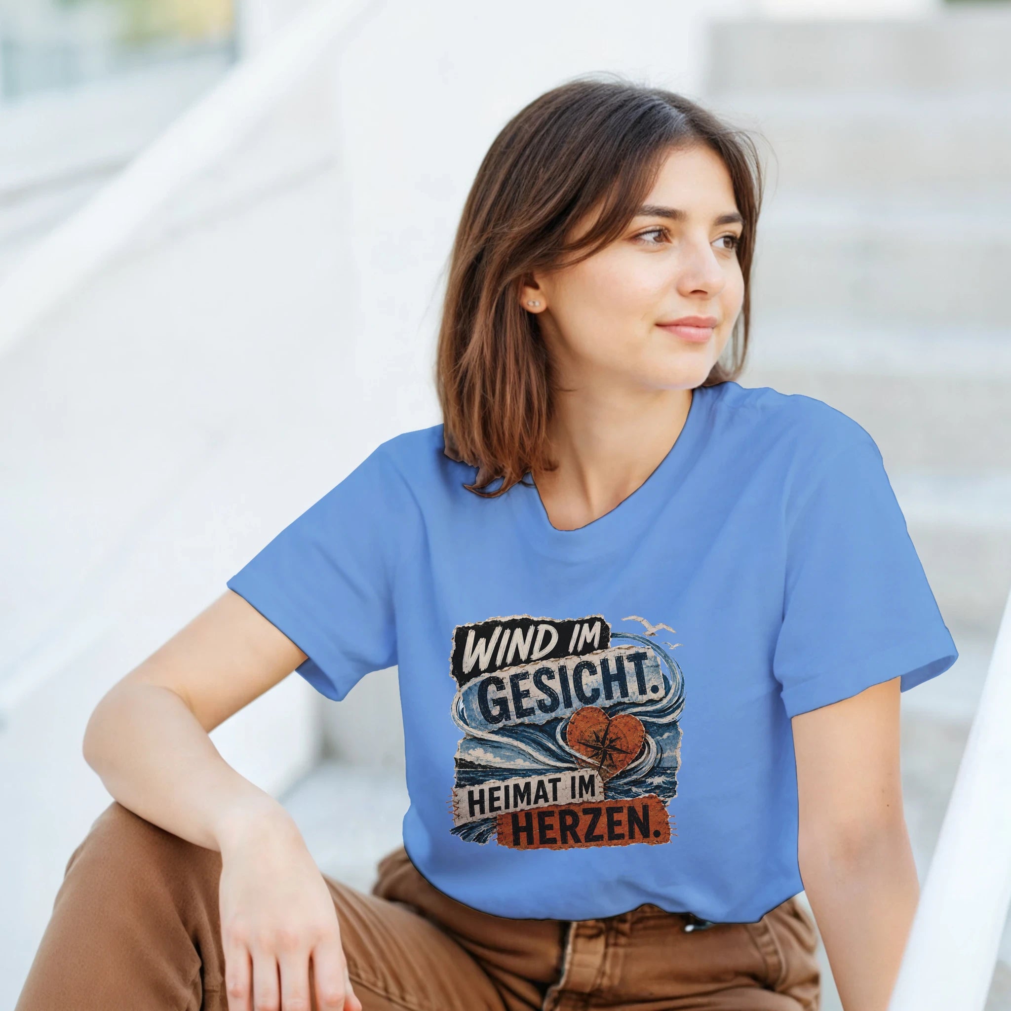 T-Shirt in Sand mit Motiv „Wind im Gesicht. Heimat im Herzen.“