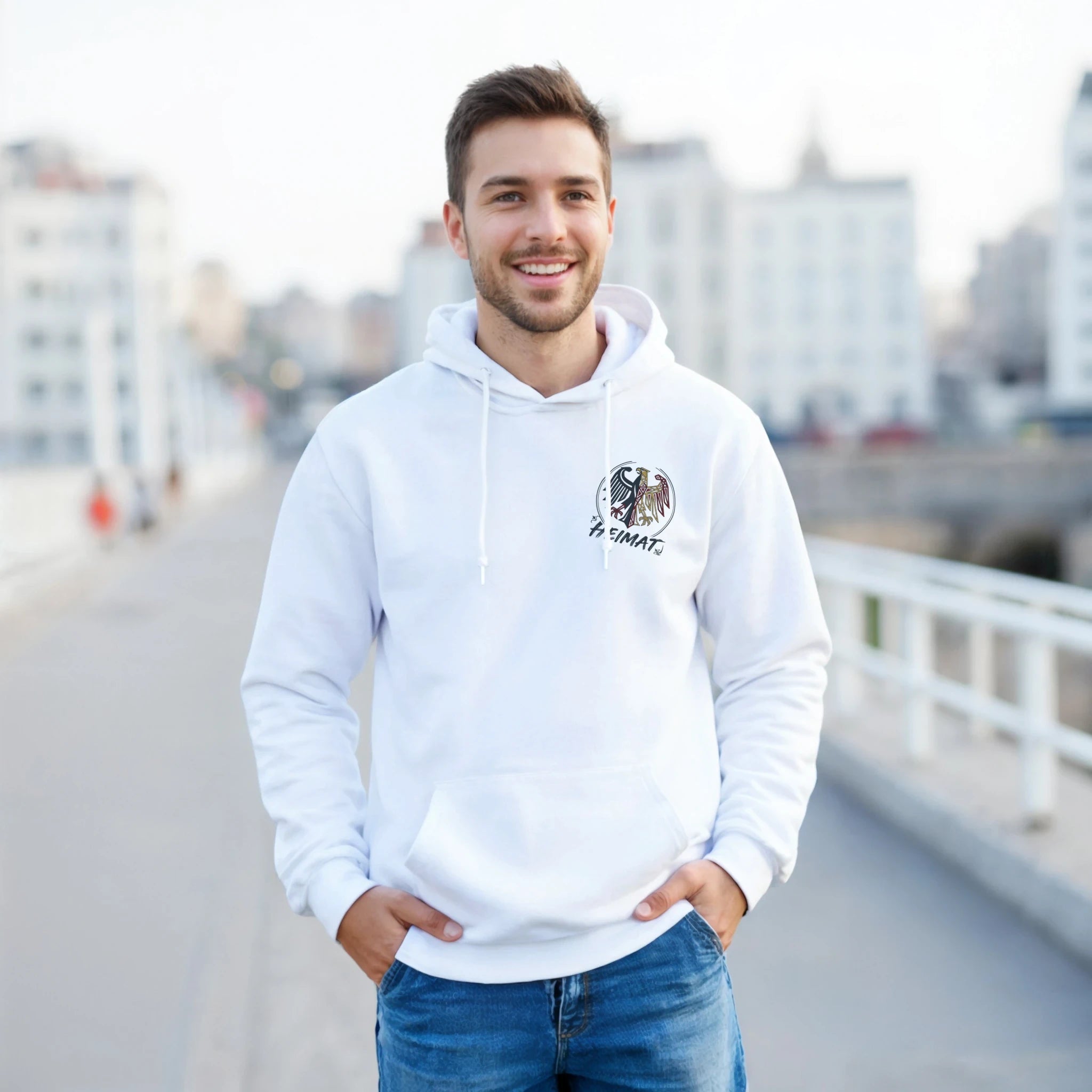 Hoodie in Aschgrau mit Motiv „Nicht tief, aber schön – HeimatLiebe“
