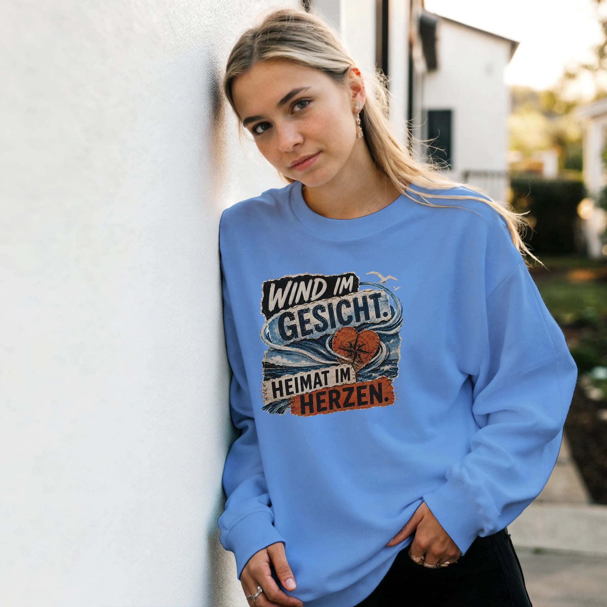 Pullover in Hellrosa mit Motiv „Wind im Gesicht. Heimat im Herzen.“