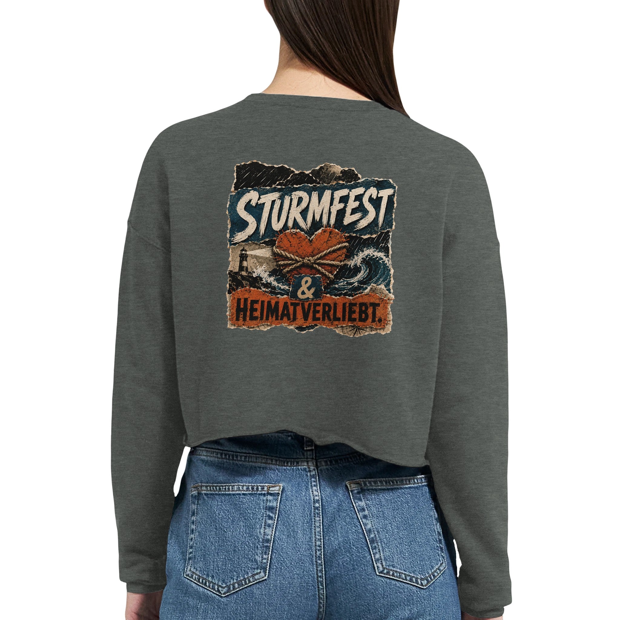 Damen-Pullover in Staubblau mit Motiv „Sturmfest & Heimatverliebt.“