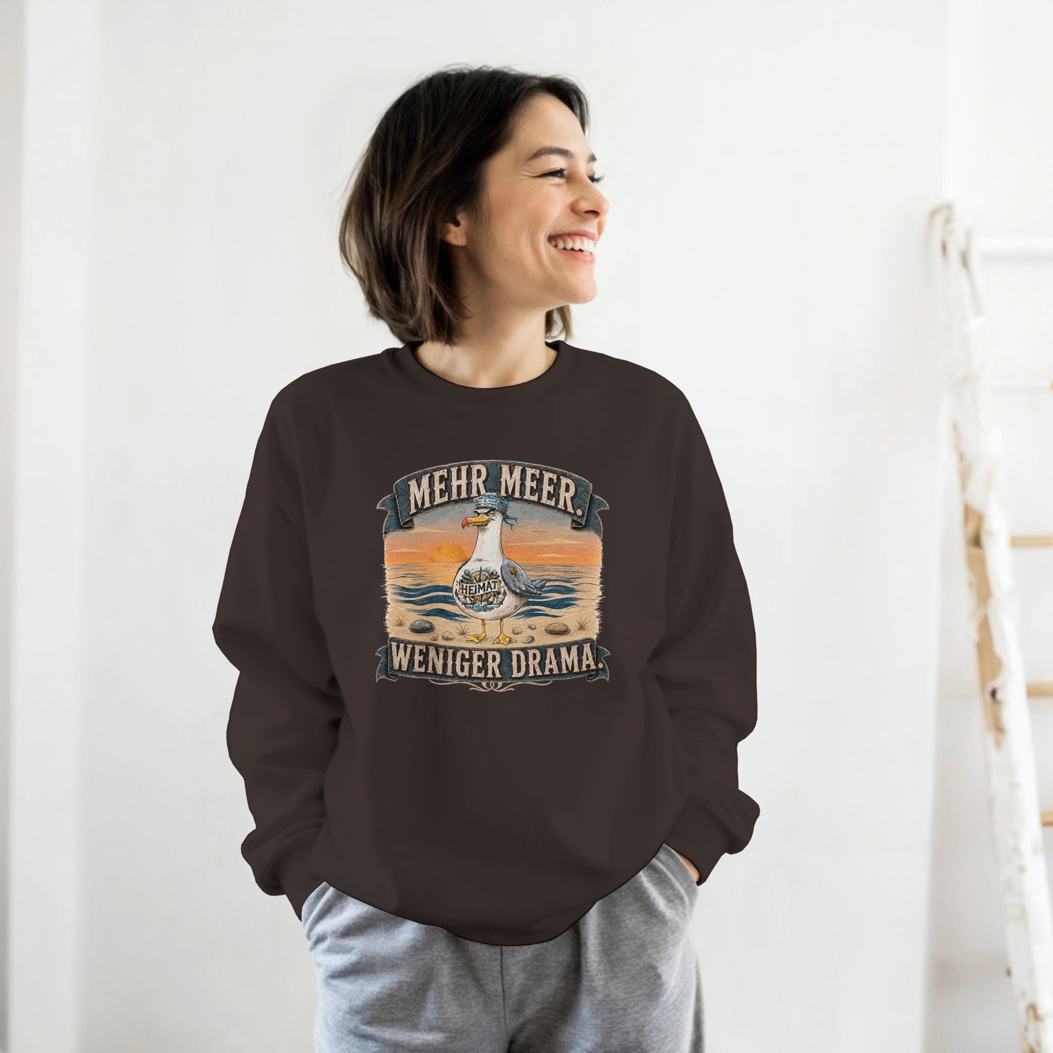 Pullover in Hellrosa mit Motiv „Mehr Meer. Weniger Drama.“