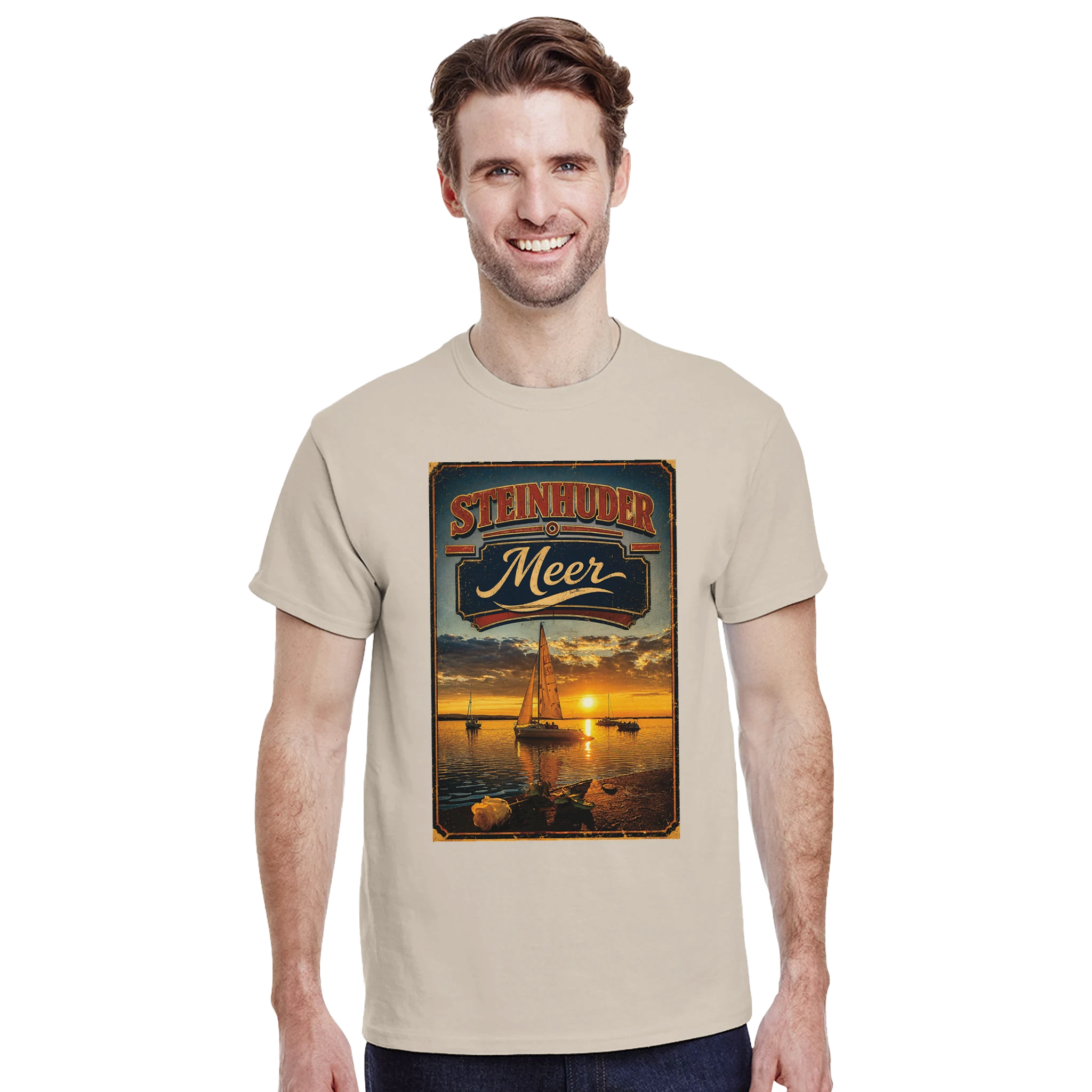 T-Shirt in Sand mit Motiv „White Night am Wilhelmstein mit Sonnenuntergang“