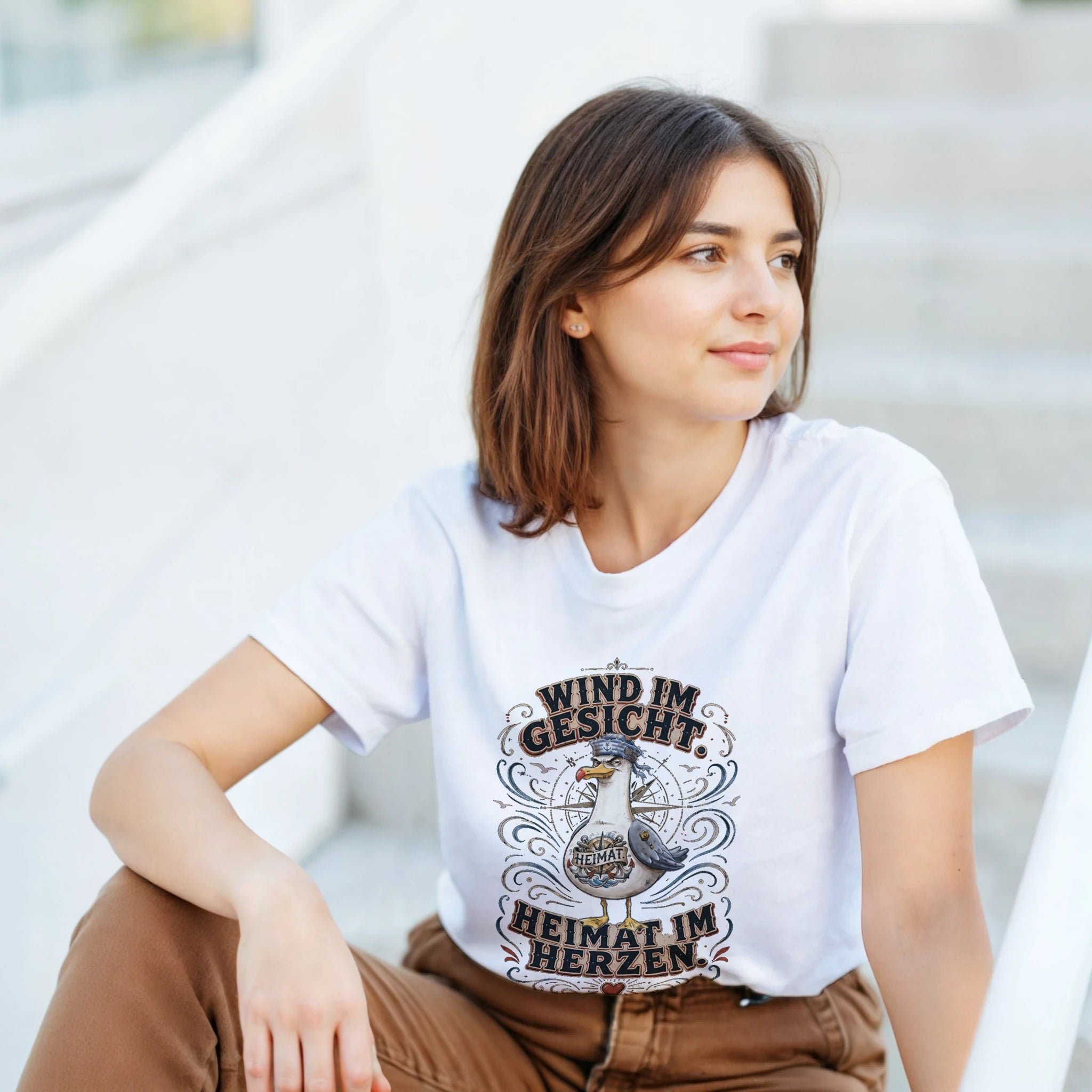 T-Shirt in Sand mit Motiv „Wind im Gesicht. Heimat im Herzen. Möwe“