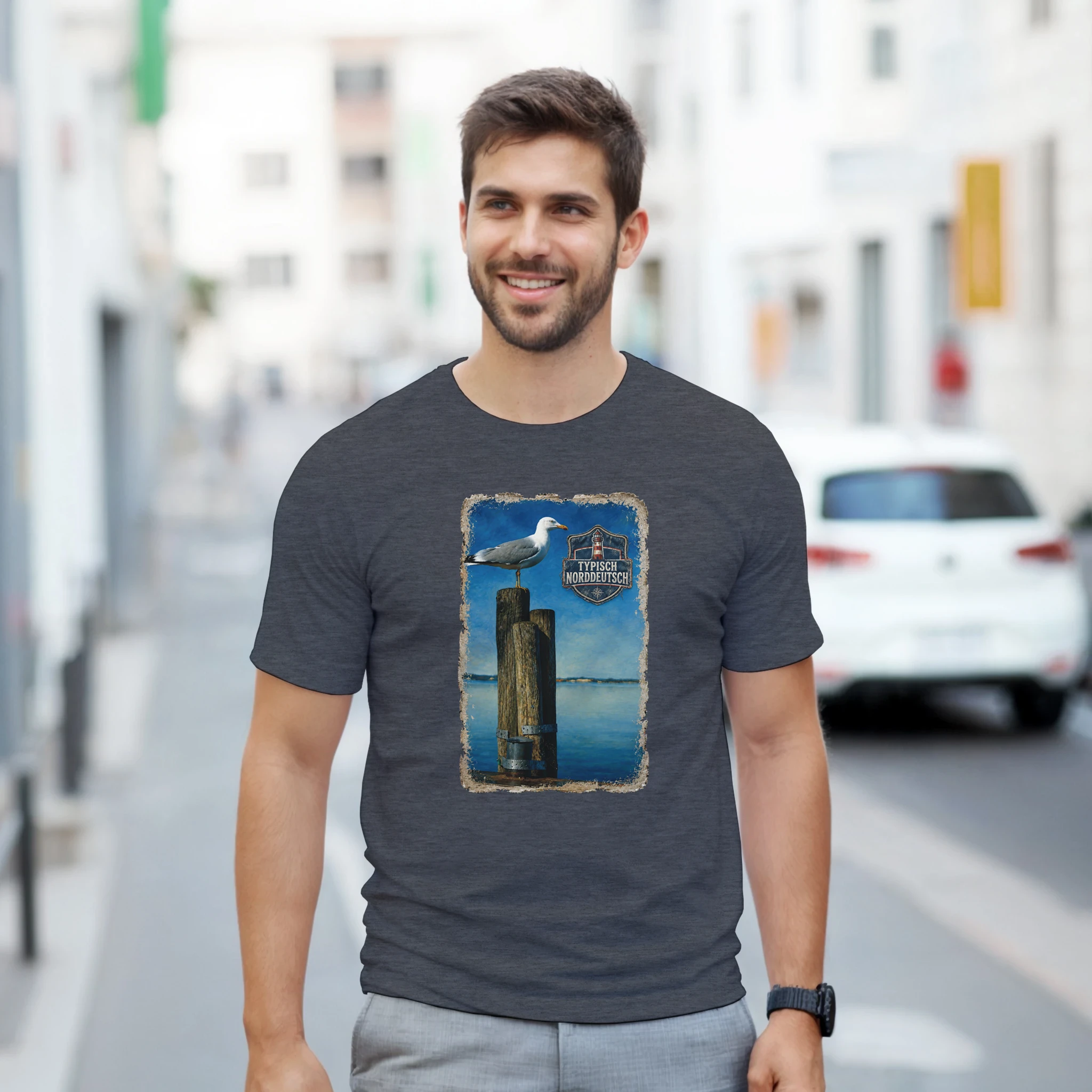 T-Shirt in Natur mit Motiv „Möwe auf Poller“