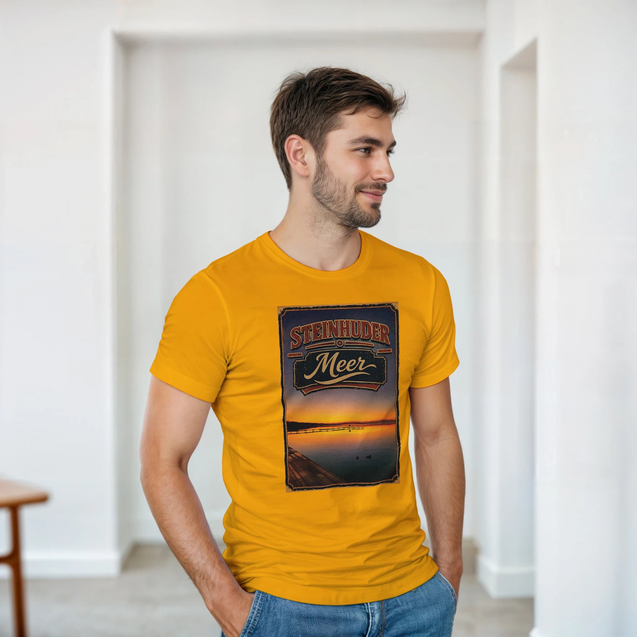 T-Shirt in Sand mit Motiv „Steg an der Planke“