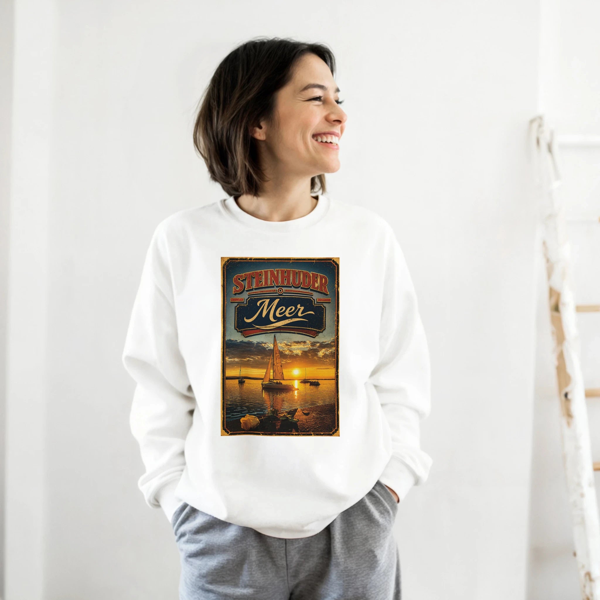 Pullover in Aschgrau mit Motiv „White Night am Wilhelmstein mit Sunset“