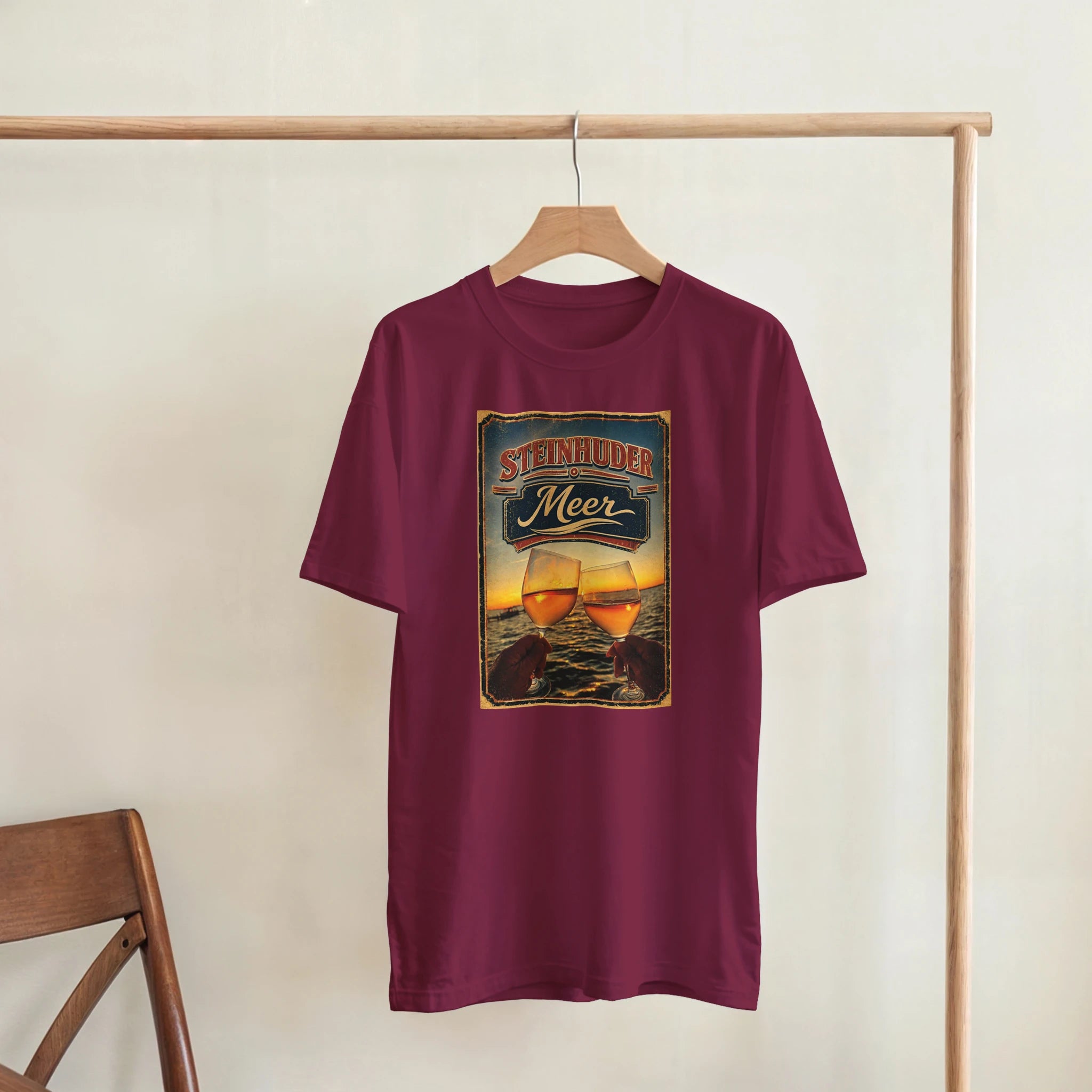 T-Shirt in Sand mit Motiv „Stößchen bei Sunset“