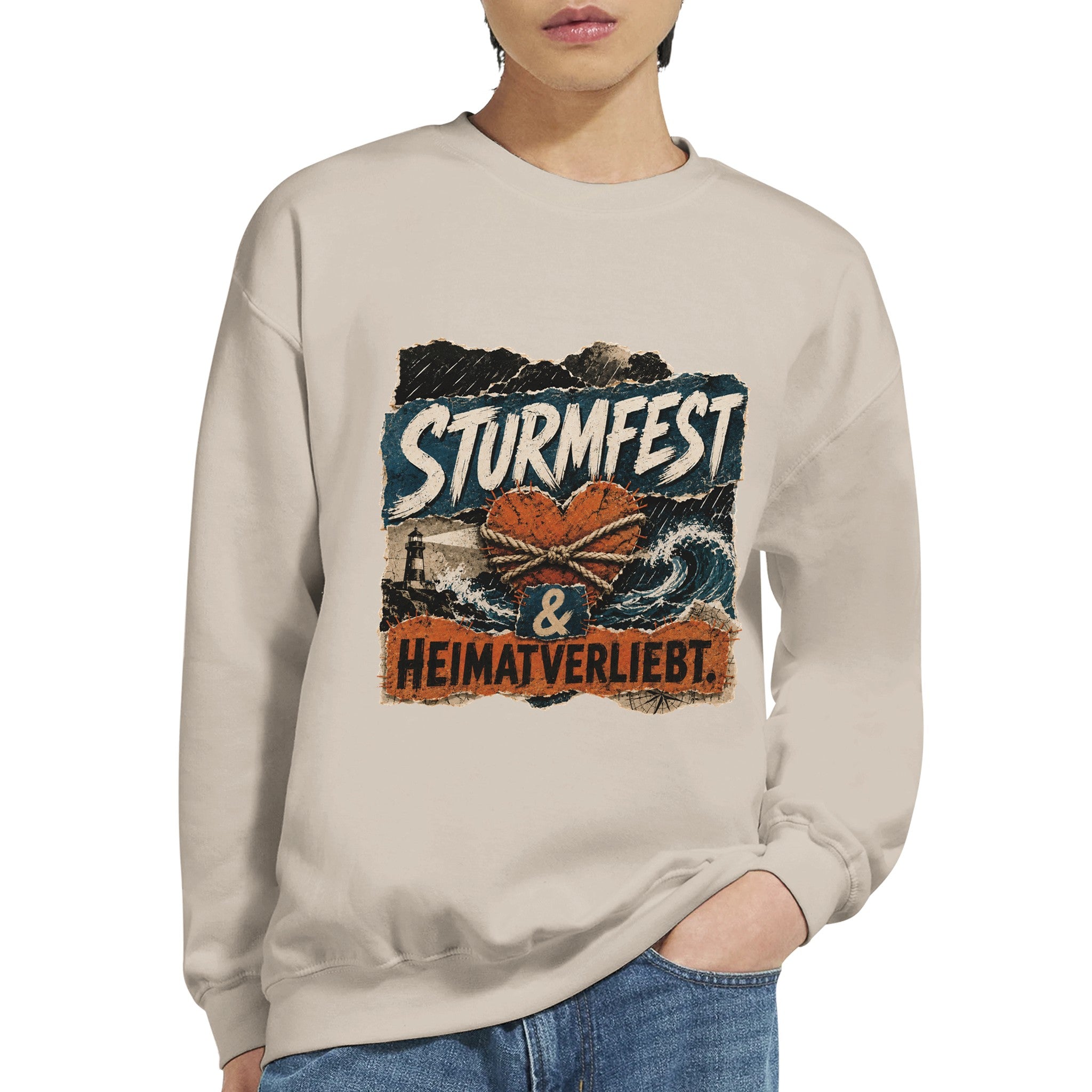Pullover in Sand mit Motiv „Sturmfest & Heimatverliebt“