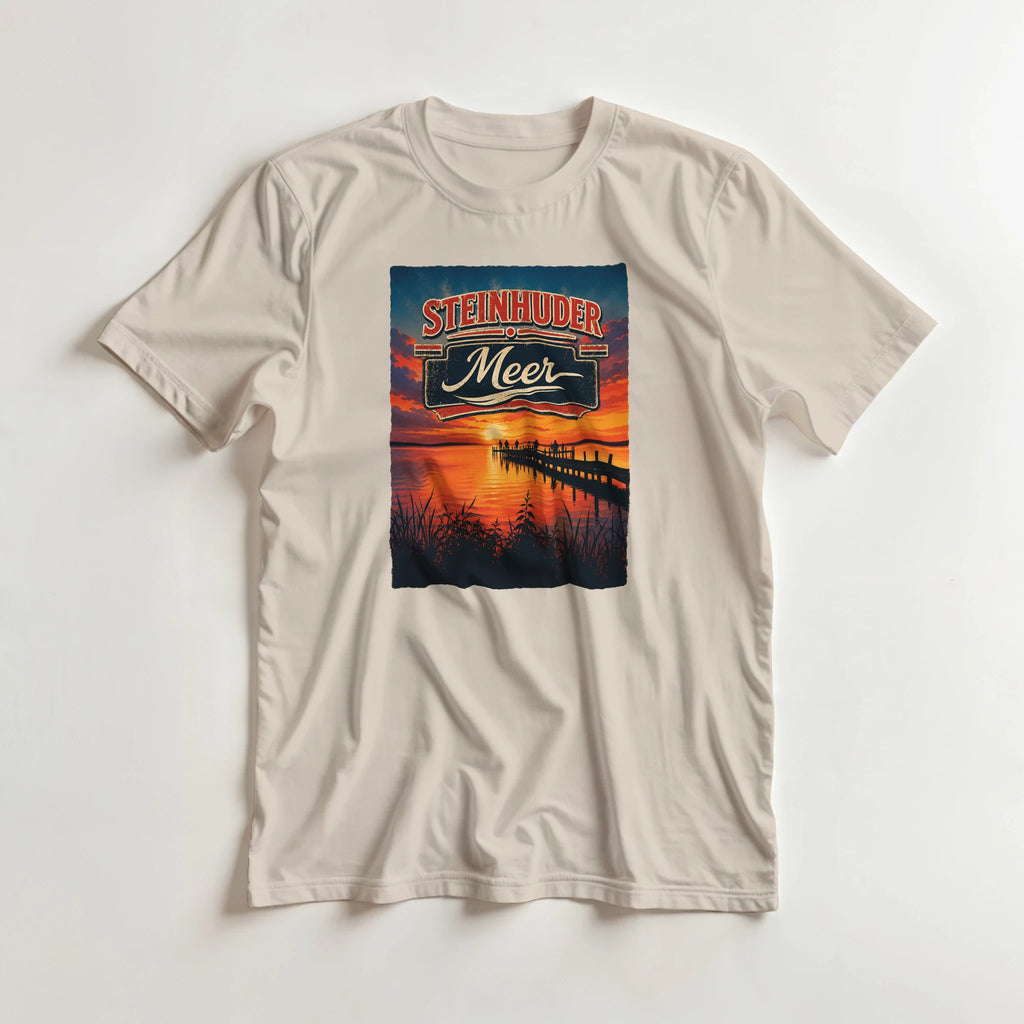 T-Shirt in Sand mit Motiv „Sunset Ratskeller Steg am Steinhuder Meer“