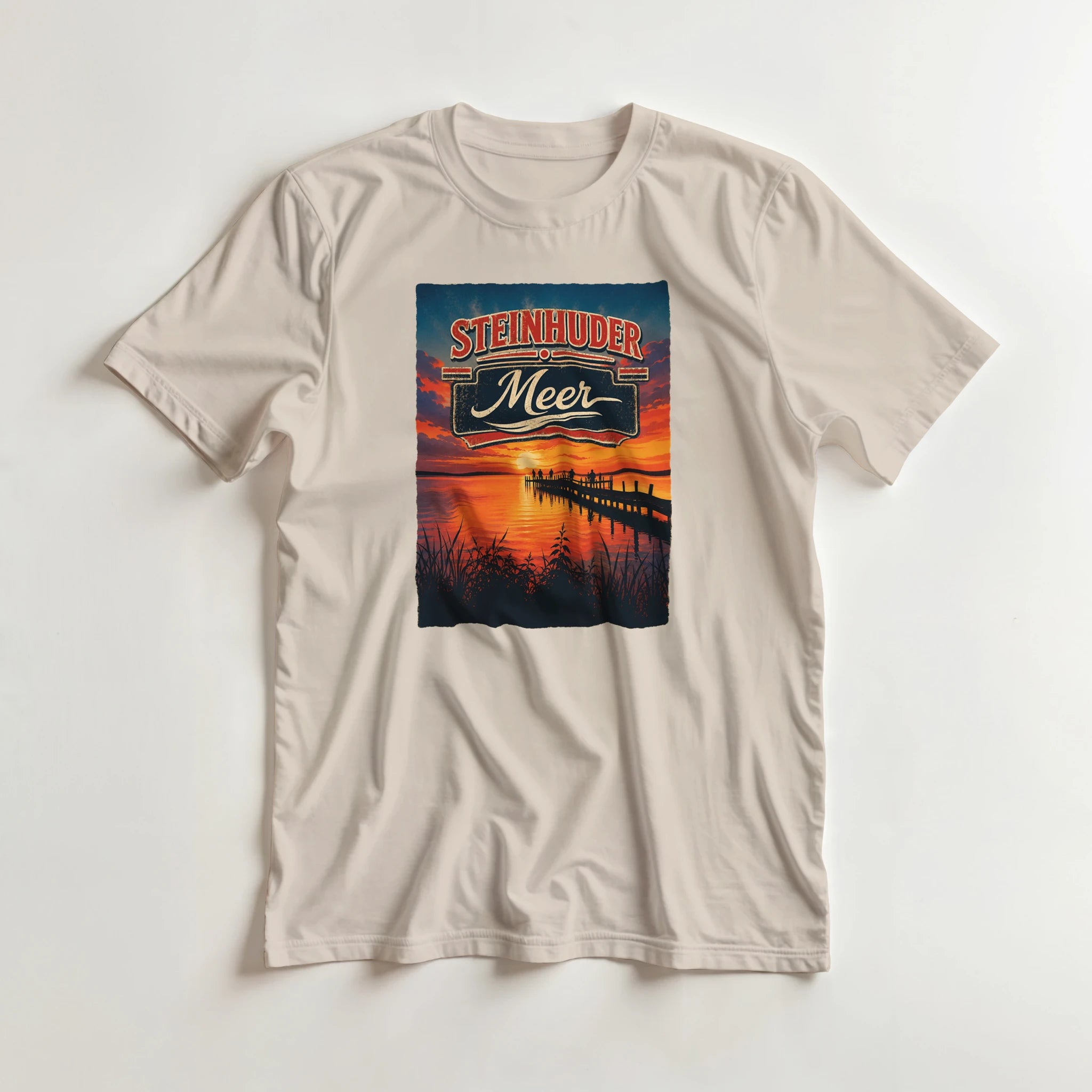 T-Shirt in Sand mit Motiv „Sunset Ratskeller Steg am Steinhuder Meer“