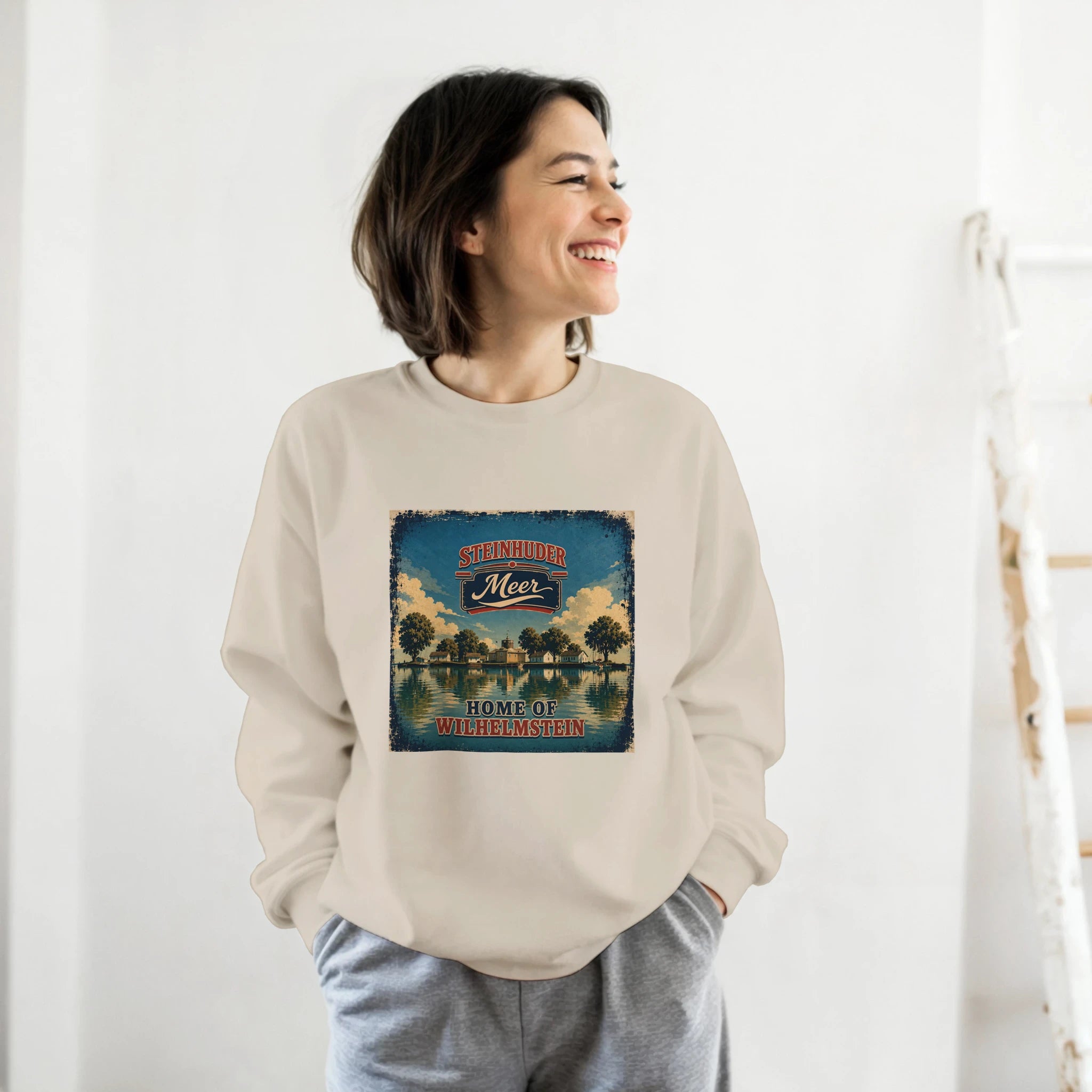 Pullover in Sand mit Motiv „Insel Wilhelmstein“