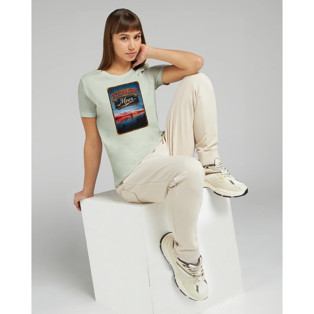 Damen-T-Shirt in Zitronengelb mit Motiv „Sunset mit Segler am Wilhelmstein – Steinhuder Meer“