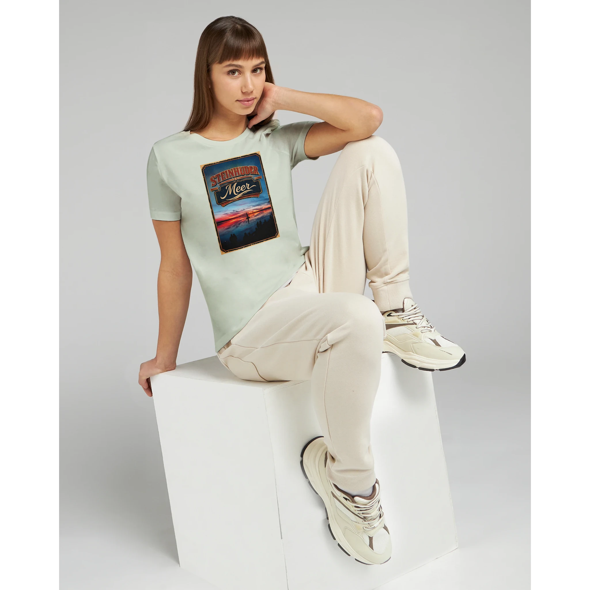 Damen-T-Shirt in Zitronengelb mit Motiv „Sunset mit Segler am Wilhelmstein – Steinhuder Meer“