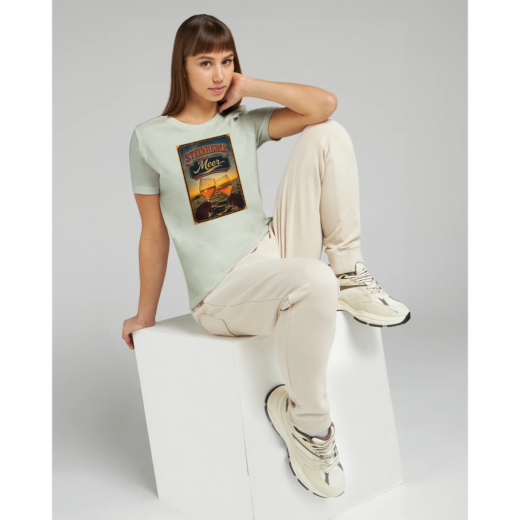 Damen-T-Shirt in Zitronengelb mit Motiv „Stößchen bei Sunset“