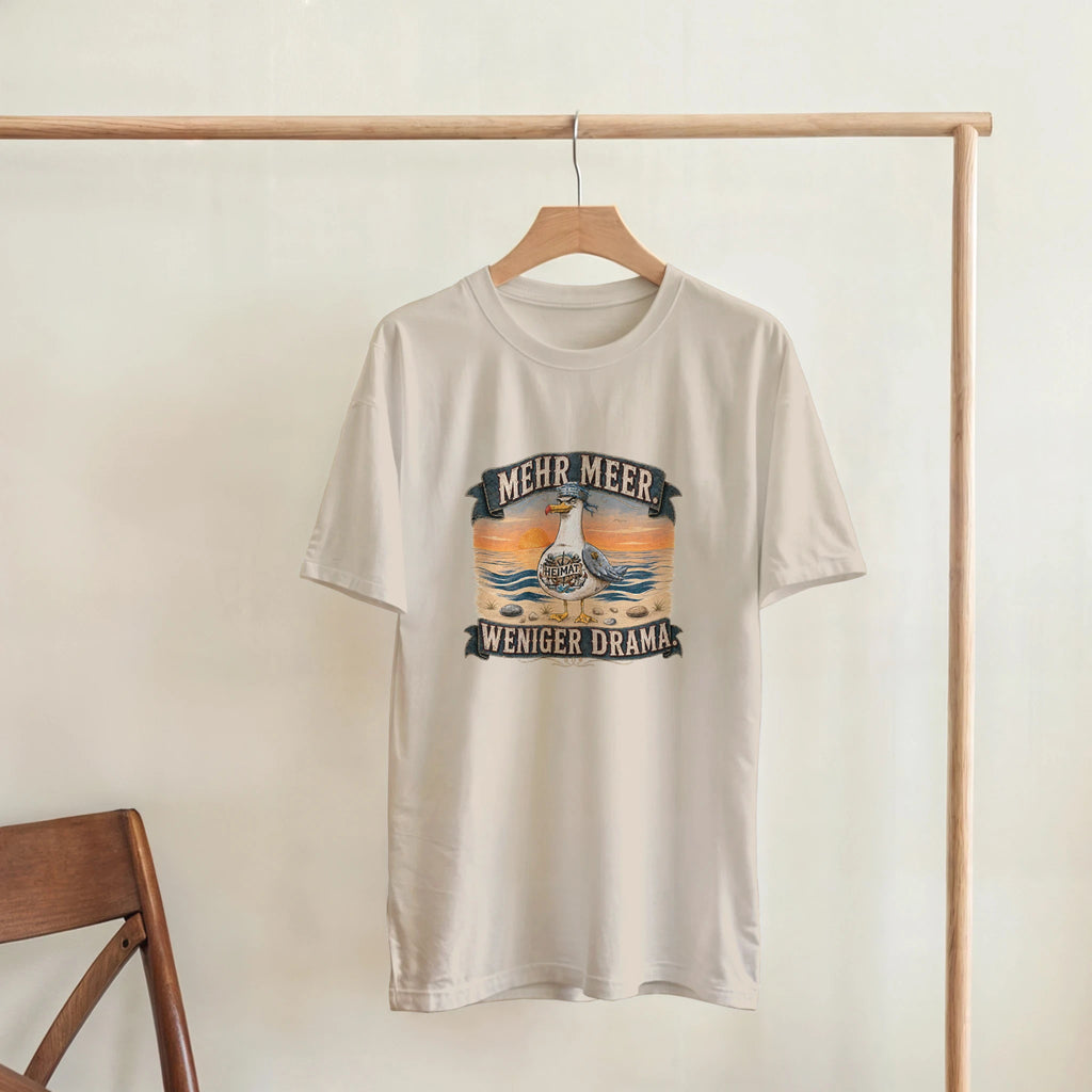 T-Shirt in Sand mit Motiv „Mehr Meer. Weniger Drama.“
