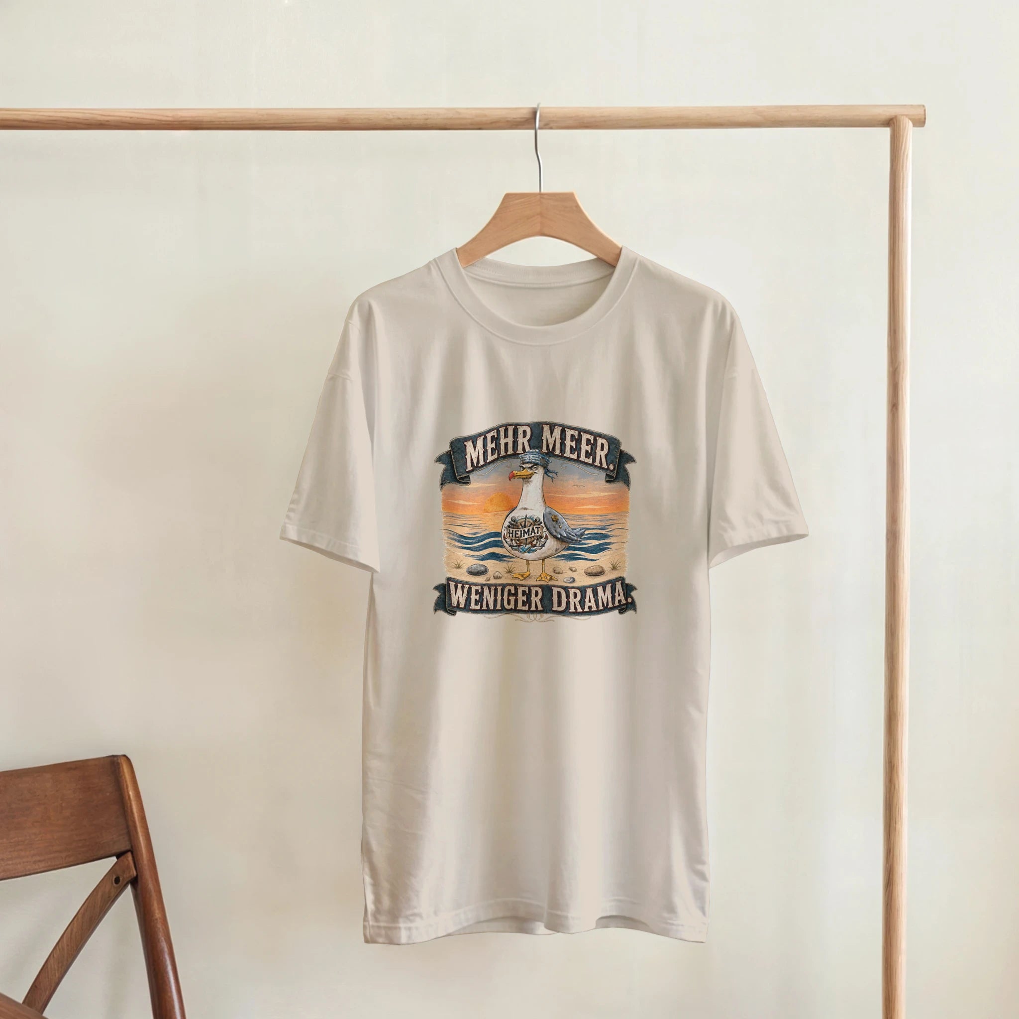 T-Shirt in Sand mit Motiv „Mehr Meer. Weniger Drama.“